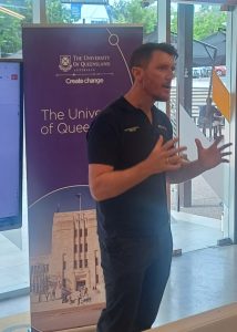 Doug Aitken expone en la jornada, ad portas de viajar a Brisbane, Australia, para asumir como director del CERM del Sustainable Minerals Institute, UQ,.